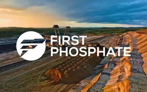Moderne industrielle Rohstoffgewinnung in einer nordischen Landschaft bei Sonnenaufgang. - Foto: über boerse-global.de