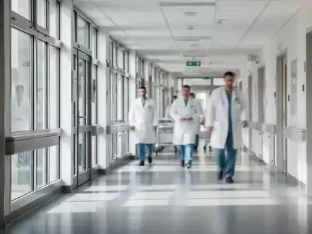 Ein heller, moderner Krankenhausflur mit medizinischem Personal im Hintergrund, symbolisiert das deutsche Gesundheitssystem. - Foto: über boerse-global.de