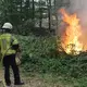 Feuerwehrsprecher Peter Berndgen sagte, die Kräfte würden im Laufe des Tages noch einmal deutlich erhöht. - Bild: Sascha Thelen/dpa