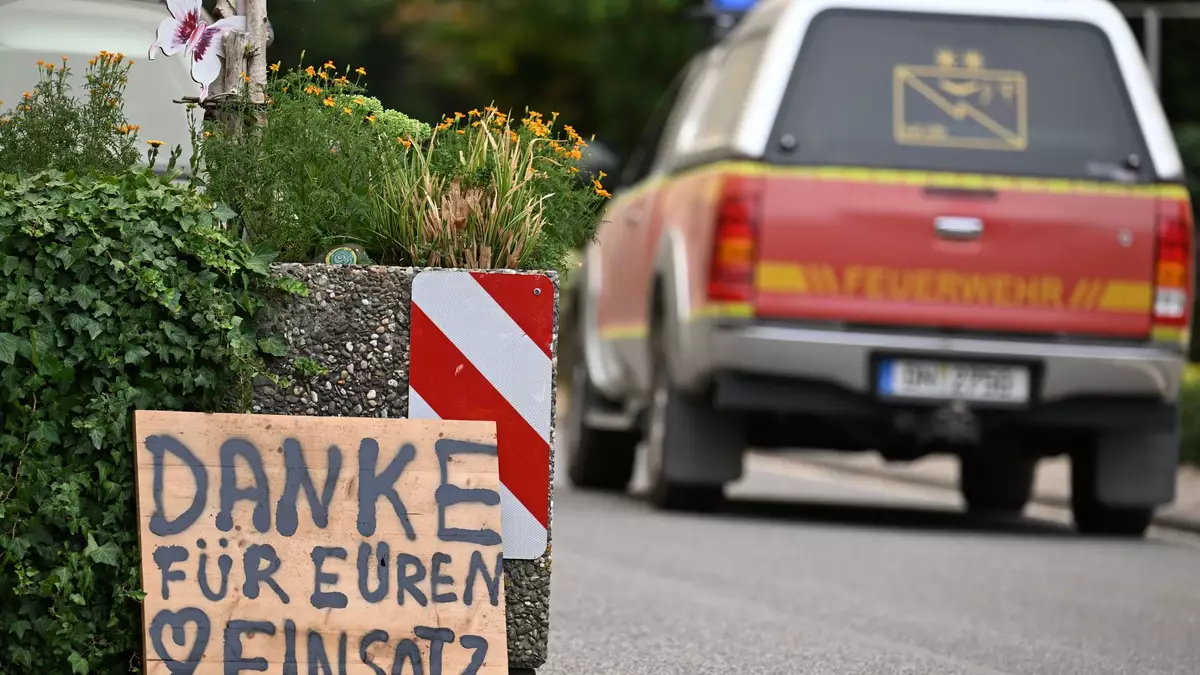 Eine Dankesbotschaft im Waldbrandgebiet - auch ein Herz ziert das Schild.  - Bild: Federico Gambarini/dpa
