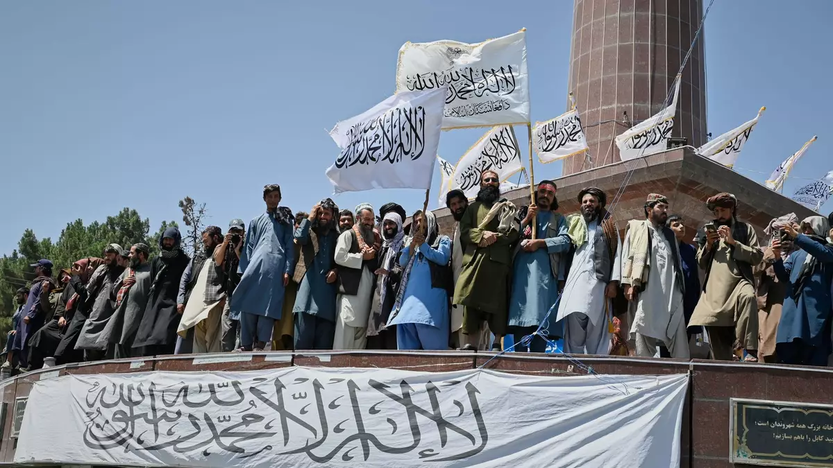 Anhänger der Taliban-Regierung feiern den fünften Jahrestag der Machtübernahme in Kabul. - Bild: Nava Jamshidi/AP/dpa