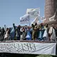 Anhänger der Taliban-Regierung feiern den fünften Jahrestag der Machtübernahme in Kabul. - Bild: Nava Jamshidi/AP/dpa