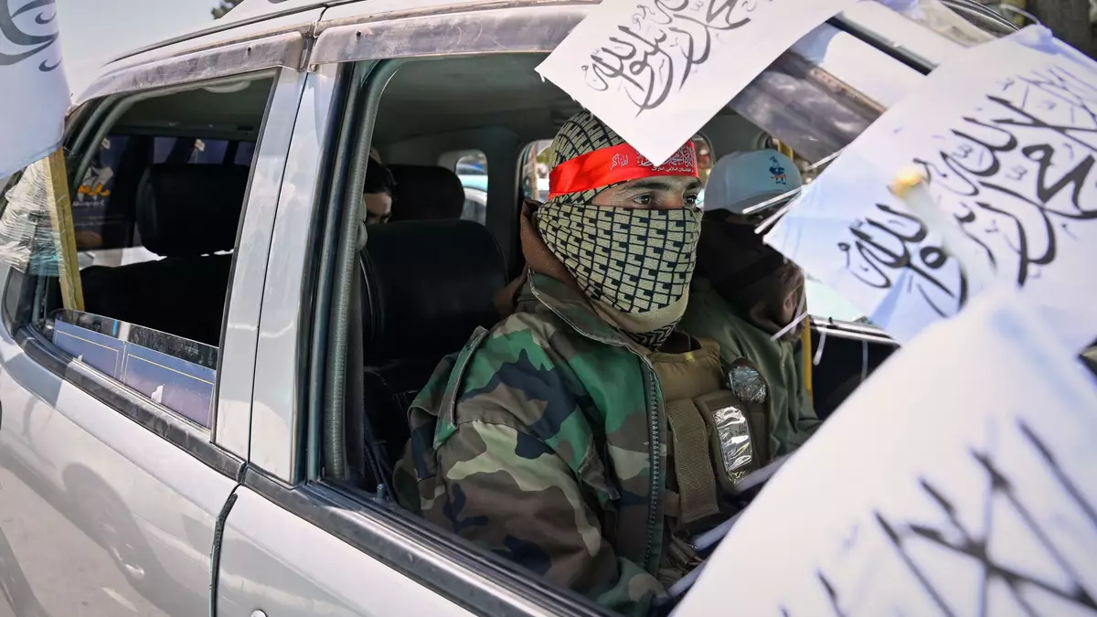 Schon in den vergangenen Tagen waren in der Hauptstadt die Taliban-Fahnen mit schwarzer Schrift auf weißem Hintergrund erneuert worden. - Bild: Nava Jamshidi/AP/dpa
