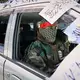 Schon in den vergangenen Tagen waren in der Hauptstadt die Taliban-Fahnen mit schwarzer Schrift auf weißem Hintergrund erneuert worden. - Bild: Nava Jamshidi/AP/dpa