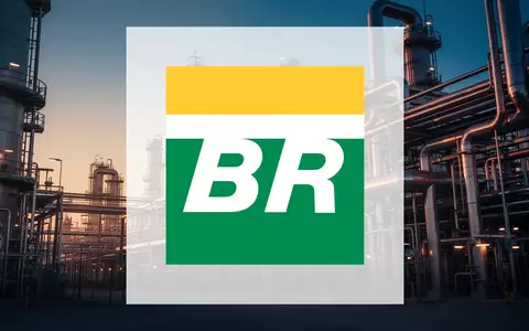 Moderne Industrieanlage in einer Ölraffinerie bei Sonnenuntergang als Symbol für den Energiesektor. - Foto: über boerse-global.de