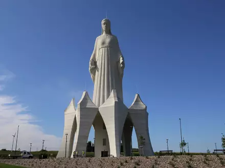 Die Marienstatue im polnischen Dorf Konotopie gilt als die höchste Europas. - Foto: Doris Heimann/dpa