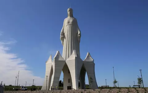 Die Marienstatue im polnischen Dorf Konotopie gilt als die höchste Europas. - Foto: Doris Heimann/dpa