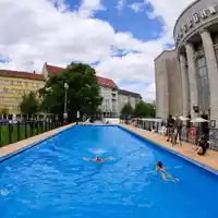 Das «Volksbad» vor der Berliner Volksbühne soll bis Oktober geöffnet sein (Archivbild)     - Foto: Soeren Stache/dpa