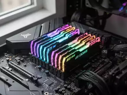 Nahaufnahme von DDR5-Arbeitsspeichermodulen auf einem Mainboard in einem Computergehäuse. - Foto: über boerse-global.de