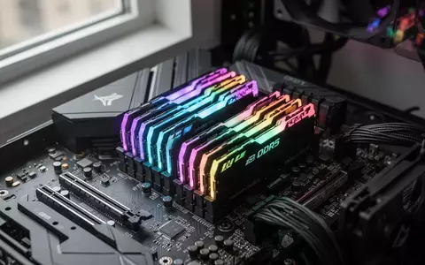 Nahaufnahme von DDR5-Arbeitsspeichermodulen auf einem Mainboard in einem Computergehäuse. - Foto: über boerse-global.de