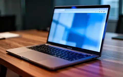 Ein moderner Arbeitsplatz mit einem Laptop in einem dezent beleuchteten Büro, Fokus auf die Tastatur und den Bildschirmrand. - Foto: über boerse-global.de