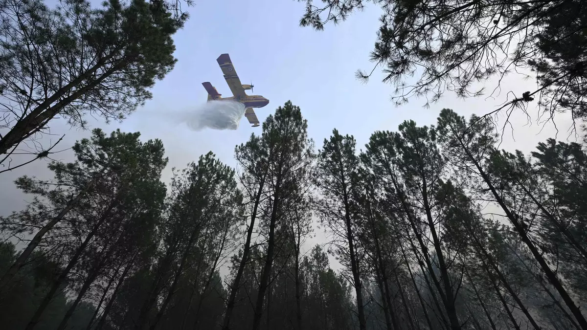 Der Brand bei Luglon hat inzwischen rund 1.600 Hektar Wald und Buschland erfasst. Etwa 650 Menschen wurden vorsorglich evakuiert. - Bild: Gaizka Iroz/AFP/dpa