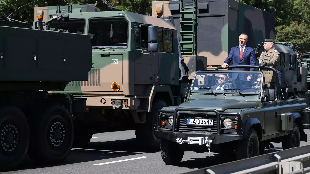 Der polnische Präsident Karol Nawrocki (l) und Generalstabschef General Wieslaw Kukula (r) nehmen an der Militärparade zum Tag der polnischen Streitkräfte teil.  - Bild: Leszek Szymanski/PAP/dpa