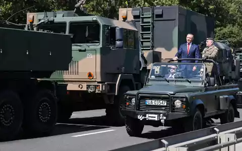 Der polnische Präsident Karol Nawrocki (l) und Generalstabschef General Wieslaw Kukula (r) nehmen an der Militärparade zum Tag der polnischen Streitkräfte teil.  - Foto: Leszek Szymanski/PAP/dpa