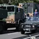 Der polnische Präsident Karol Nawrocki (l) und Generalstabschef General Wieslaw Kukula (r) nehmen an der Militärparade zum Tag der polnischen Streitkräfte teil.  - Bild: Leszek Szymanski/PAP/dpa