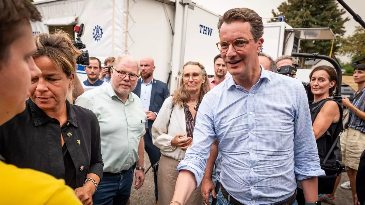 Nordrhein-Westfalens Ministerpräsident Hendrik Wüst (r, CDU), und Vize-Ministerpräsidentin Mona Neubaur (Grüne) haben sich von Einsatzkräften des Waldbrands im Hürtgenwald informieren lassen.  - Bild: Christian Knieps/dpa