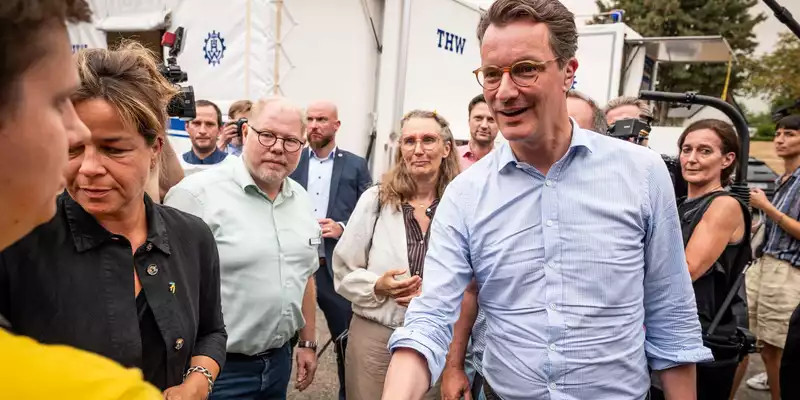Nordrhein-Westfalens Ministerpräsident Hendrik Wüst (r, CDU), und Vize-Ministerpräsidentin Mona Neubaur (Grüne) haben sich von Einsatzkräften des Waldbrands im Hürtgenwald informieren lassen.  - Foto: Christian Knieps/dpa
