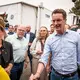 Nordrhein-Westfalens Ministerpräsident Hendrik Wüst (r, CDU), und Vize-Ministerpräsidentin Mona Neubaur (Grüne) haben sich von Einsatzkräften des Waldbrands im Hürtgenwald informieren lassen.  - Bild: Christian Knieps/dpa
