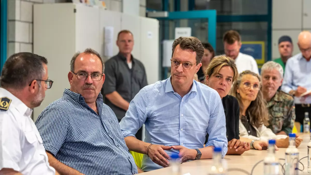 Nordrhein-Westfalens Ministerpräsident Hendrik Wüst hat sich im Lagezentrum informiert.  - Bild: Christian Knieps/dpa