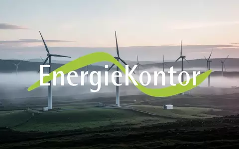 Moderne Windkraftanlagen in einer nebligen schottischen Hügellandschaft bei Sonnenaufgang. - Foto: über boerse-global.de