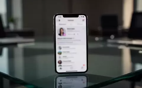 Ein Smartphone mit einer verschwommenen Social-Media-Benutzeroberfläche auf einem Schreibtisch in einem dunklen Büro. - Foto: über boerse-global.de
