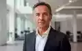 Porträt des HR-Intendanten Florian Hager in einem modernen Bürogebäude. - Foto: über boerse-global.de