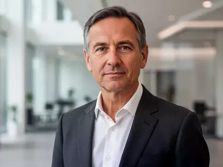 Porträt des HR-Intendanten Florian Hager in einem modernen Bürogebäude. - Foto: über boerse-global.de