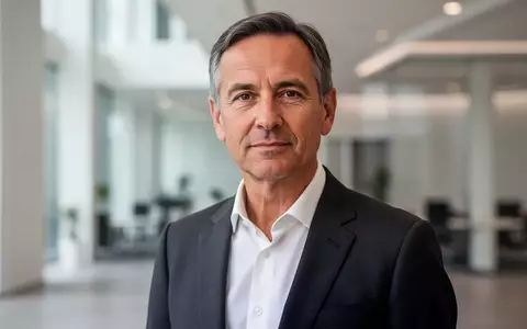 Porträt des HR-Intendanten Florian Hager in einem modernen Bürogebäude. - Foto: über boerse-global.de