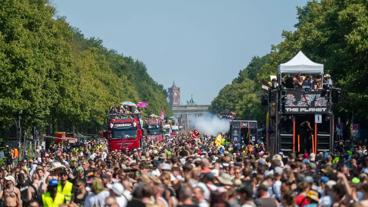 Die Techno-Parade «Rave The Planet» findet zwischen Brandenburger Tor und Siegessäule statt.   - Bild: Christophe Gateau/dpa