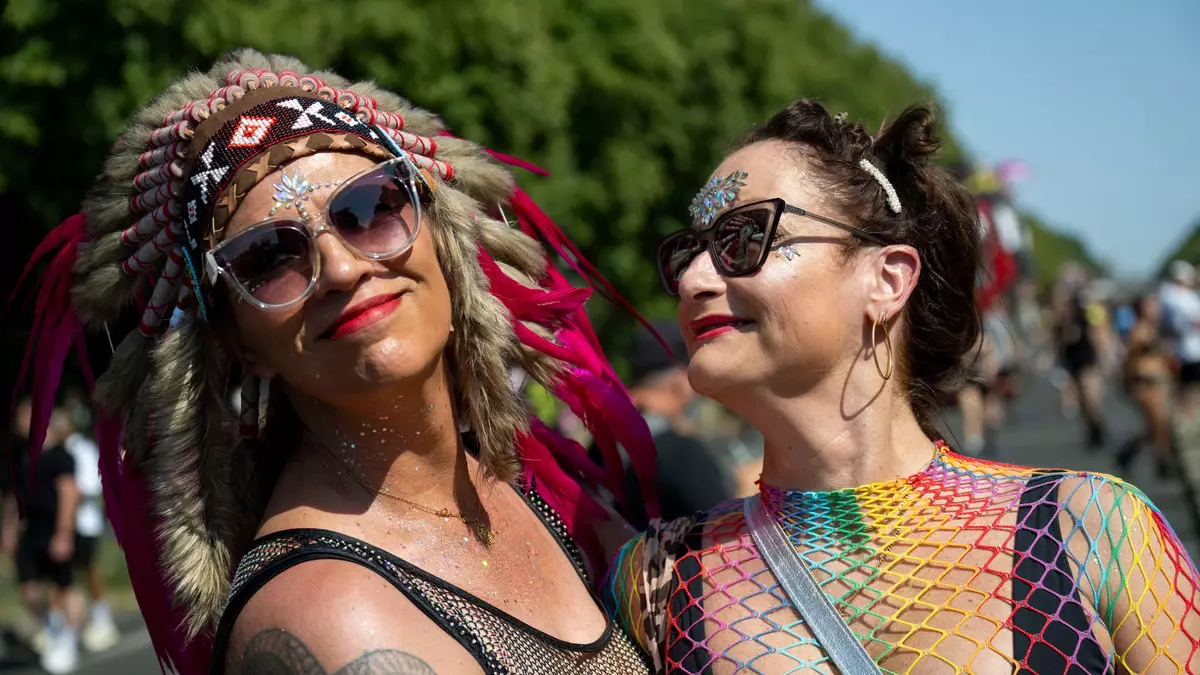 Die Techno-Jünger und -Jüngerinnen haben Spaß auf der Partymeile bei «Rave The Planet».   - Bild: Christophe Gateau/dpa
