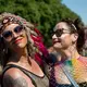 Die Techno-Jünger und -Jüngerinnen haben Spaß auf der Partymeile bei «Rave The Planet».   - Bild: Christophe Gateau/dpa