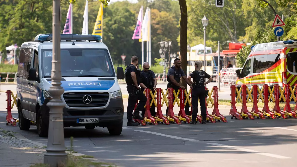 Die Berliner Polizei sichert die Techno-Parade «Rave The Planet» mit einem großen Aufgebot. - Bild: Christophe Gateau/dpa