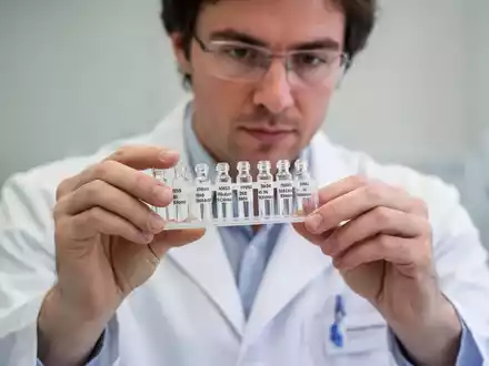 Eine medizinische Fachkraft in einem Labor hält kleine Glasfläschchen für einen Geruchstest zur Alzheimer-Früherkennung. - Foto: über boerse-global.de