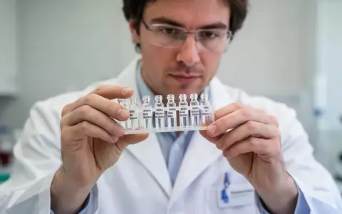 Eine medizinische Fachkraft in einem Labor hält kleine Glasfläschchen für einen Geruchstest zur Alzheimer-Früherkennung. - Foto: über boerse-global.de