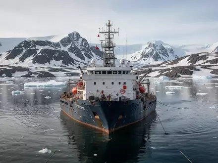 Forschungsschiff vor der arktischen Küste von Skaergaard - Foto: über boerse-global.de