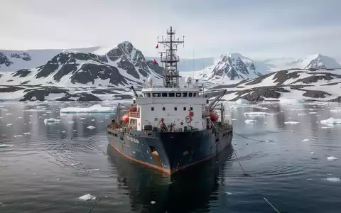 Forschungsschiff vor der arktischen Küste von Skaergaard - Foto: über boerse-global.de