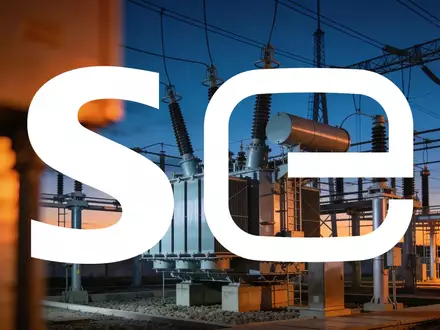 Moderne Hochspannungsinfrastruktur in einer atmosphärischen, nächtlichen Industrieumgebung. - Foto: über boerse-global.de