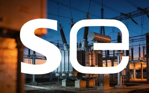 Moderne Hochspannungsinfrastruktur in einer atmosphärischen, nächtlichen Industrieumgebung. - Foto: über boerse-global.de