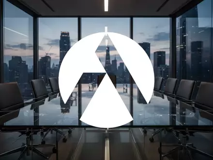 Moderner Konferenztisch in einem Bürogebäude bei Dämmerung, symbolisiert Unternehmensfinanzen und Schuldenmanagement. - Foto: über boerse-global.de