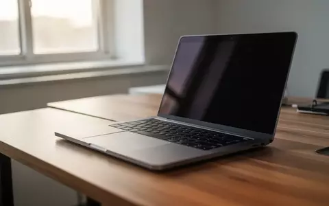 Ein moderner Laptop auf einem Schreibtisch in einem hellen Büro, der das Thema Systemressourcen und Speicherplatz symbolisiert. - Foto: über boerse-global.de