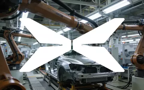 Moderne, automatisierte Fertigungsstraße in einer Fabrik für Elektrofahrzeuge mit präzisen Roboterarmen. - Foto: über boerse-global.de