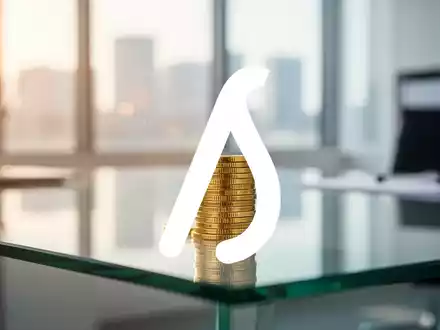 Goldene Münzen auf einem modernen Schreibtisch als Symbol für Dividendenzahlungen und finanzielle Erträge. - Foto: über boerse-global.de