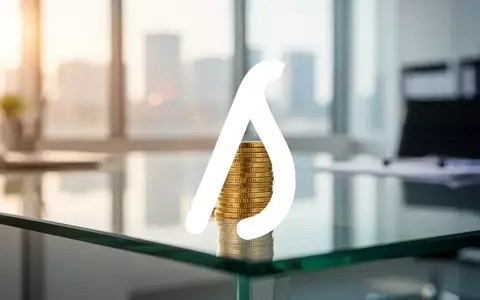 Goldene Münzen auf einem modernen Schreibtisch als Symbol für Dividendenzahlungen und finanzielle Erträge. - Foto: über boerse-global.de