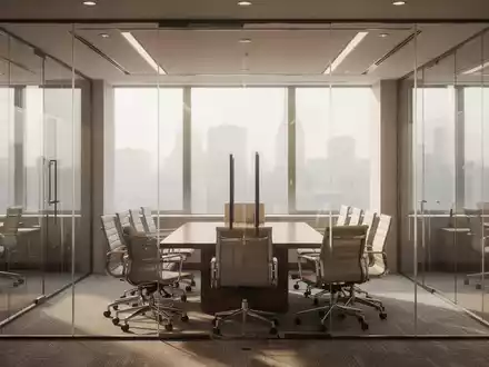 Ein moderner, leerer Konferenzraum in einem Bürogebäude mit großen Fenstern und professioneller Atmosphäre. - Foto: über boerse-global.de