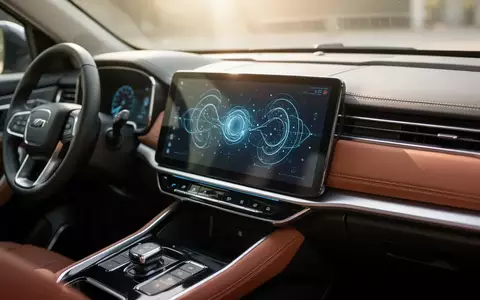 Innenraum eines modernen Mahindra Elektro-SUVs mit Fokus auf das Armaturenbrett und das digitale Infotainment-Display. - Foto: über boerse-global.de