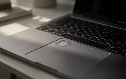 Nahaufnahme eines Fingerabdruck-Scanners an einem modernen Laptop in einem schlichten Büro. - Foto: über boerse-global.de