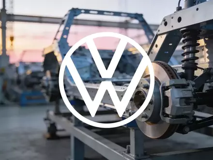 Abstrakte Darstellung einer modernen Industrieanlage und Fahrzeugfertigung in professioneller, atmosphärischer Optik. - Foto: über boerse-global.de
