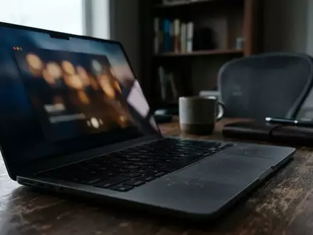 Nahaufnahme eines Laptops in einem modernen Büro, der Fokus liegt auf der Tastatur und der Arbeitsumgebung. - Foto: über boerse-global.de