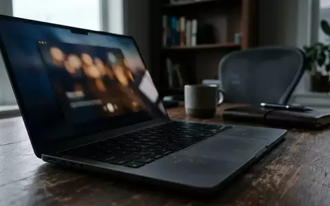 Nahaufnahme eines Laptops in einem modernen Büro, der Fokus liegt auf der Tastatur und der Arbeitsumgebung. - Foto: über boerse-global.de