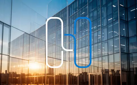 Modernes Bürogebäude bei Sonnenuntergang als Symbol für finanzielle Stabilität und Wachstum in der Versicherungsbranche. - Foto: über boerse-global.de
